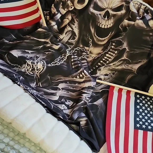 Graphic Skull Hoodie with Guns  NWOT - Picture 12 of 12
